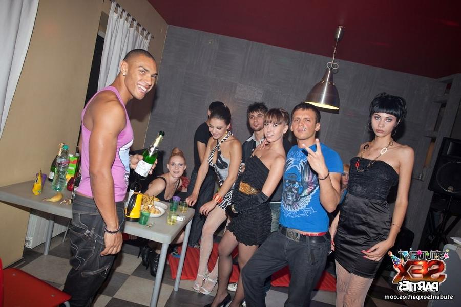 8P Student orgy scene in party video