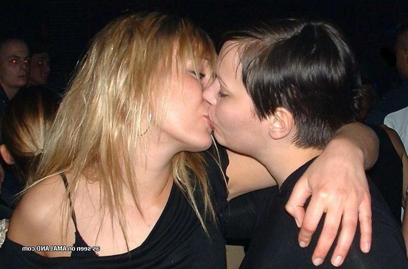 10P Kinky horny wild amateur lesbo lovers in steamy liplock
