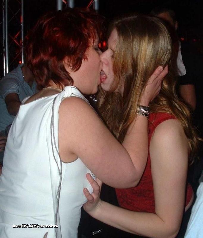 10P Kinky horny wild amateur lesbo lovers in steamy liplock