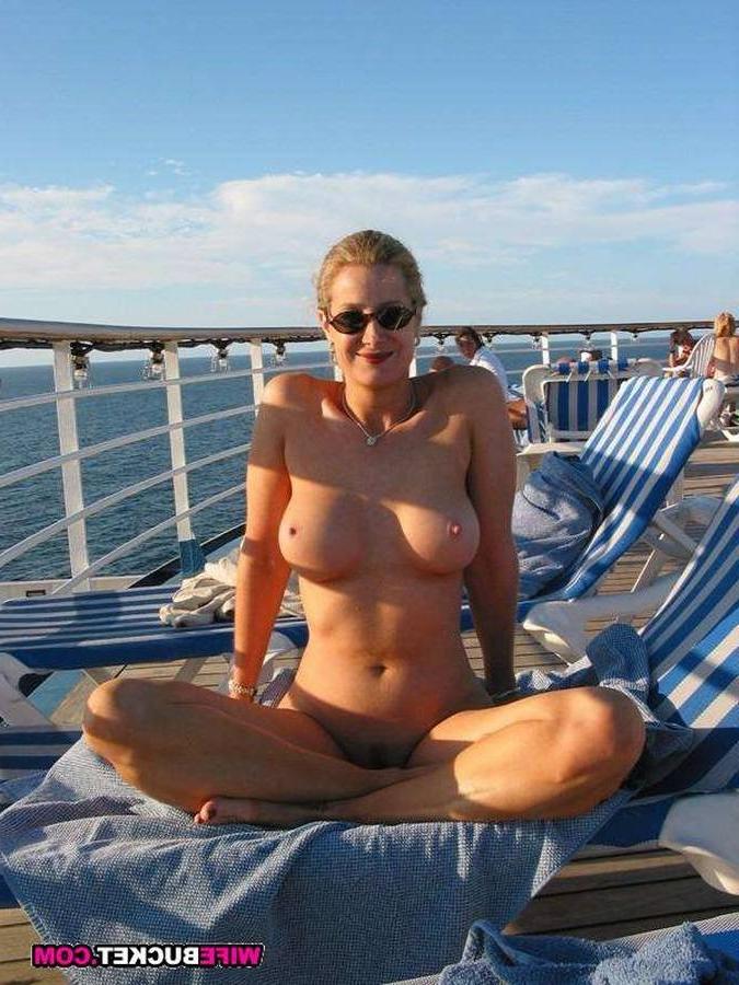 24P Amateur moms naked in private home sex photos