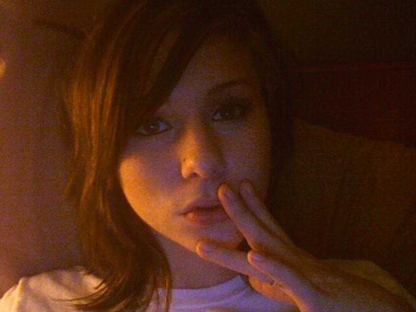 16P Pictures of an amateur teen posing naked in her room