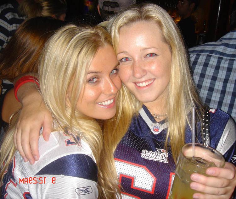 16P Pictures of an amateur teen posing naked in her room