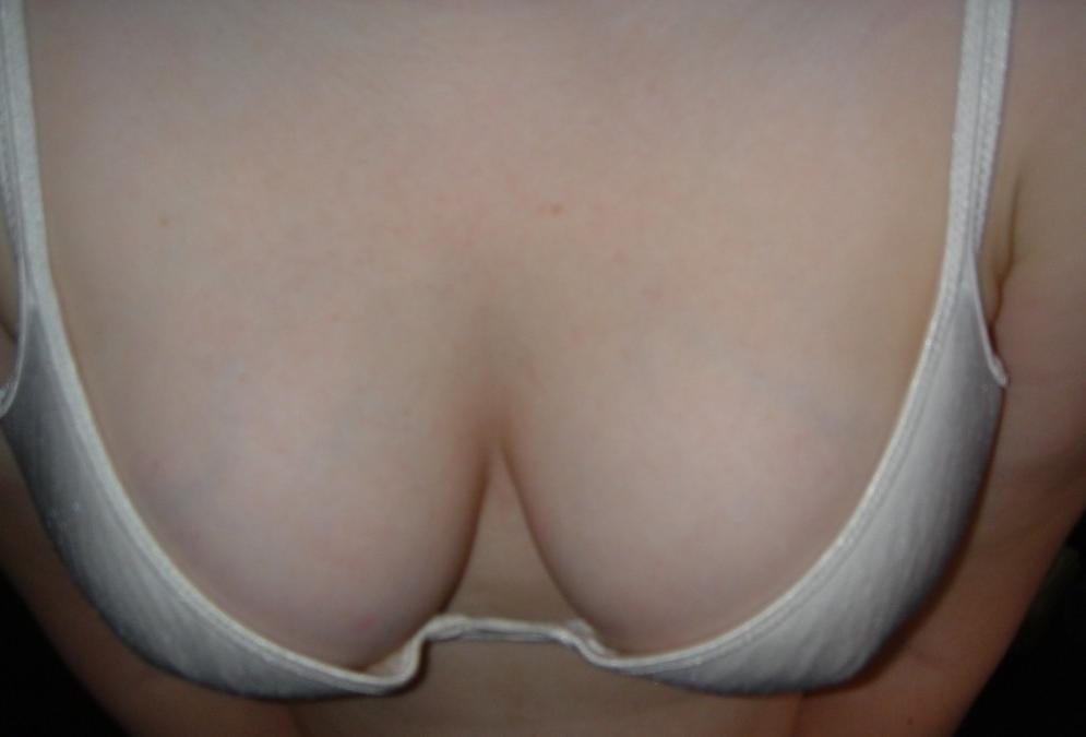 16P Pictures of an amateur teen posing naked in her room