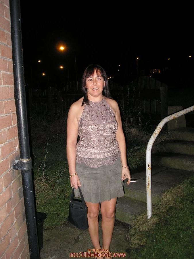 15P Mature amateur slut posing