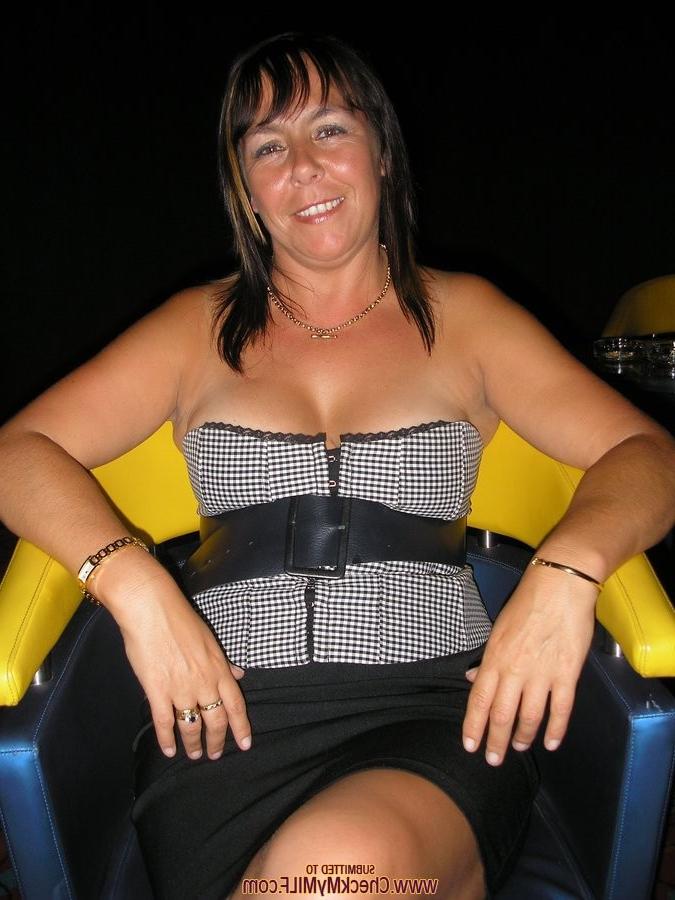 15P Mature amateur slut posing