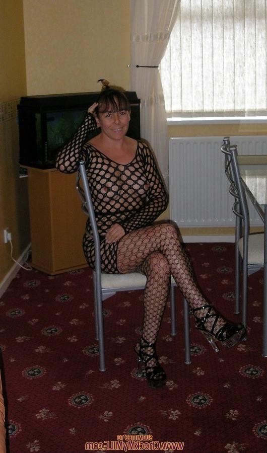 15P Mature amateur slut posing
