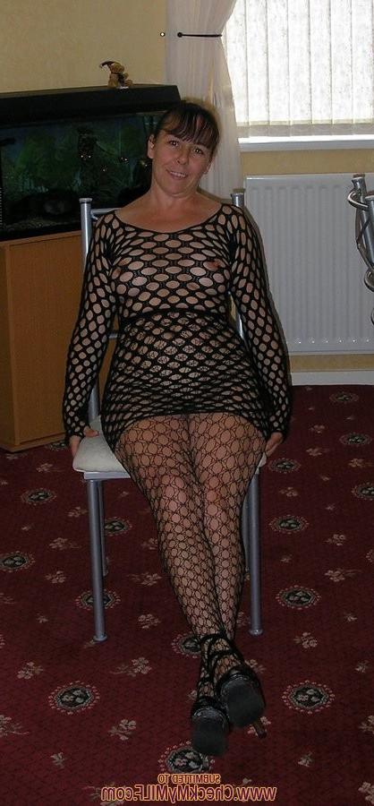 15P Mature amateur slut posing