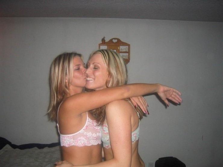 16P Photos of an amateur couple fucking in their cabin
