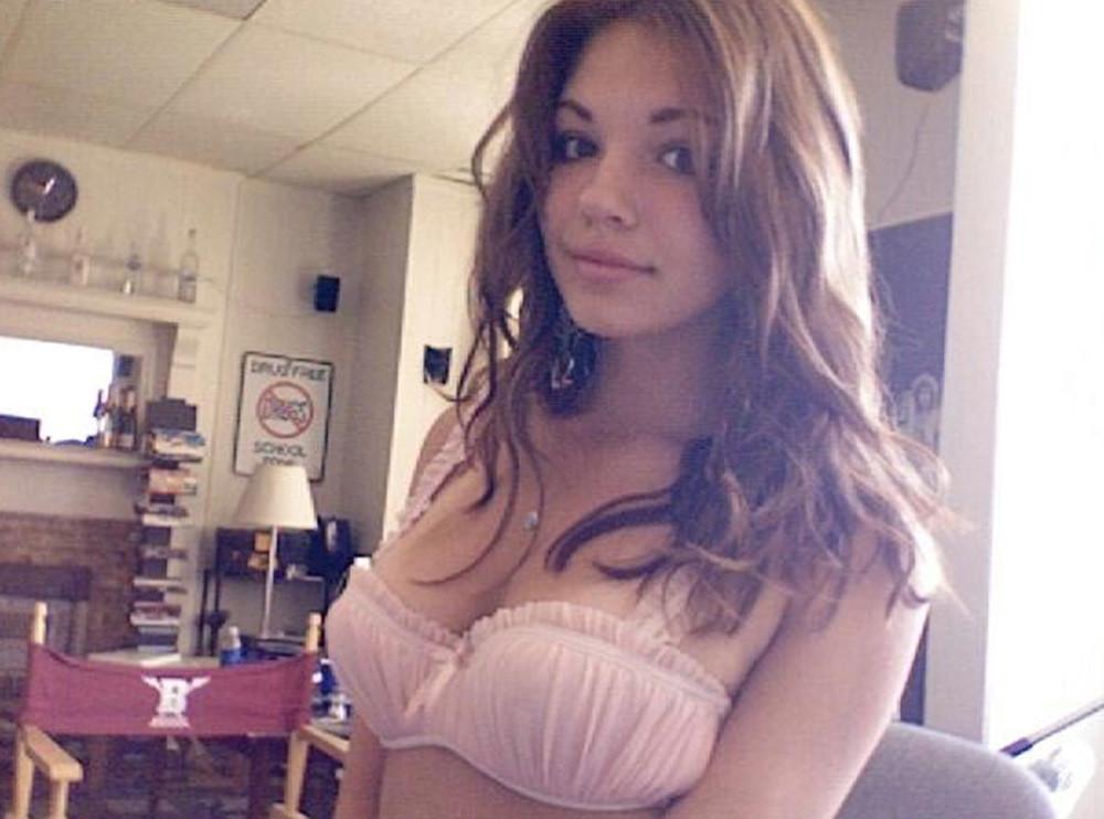 16P Photos of an amateur couple fucking in their cabin