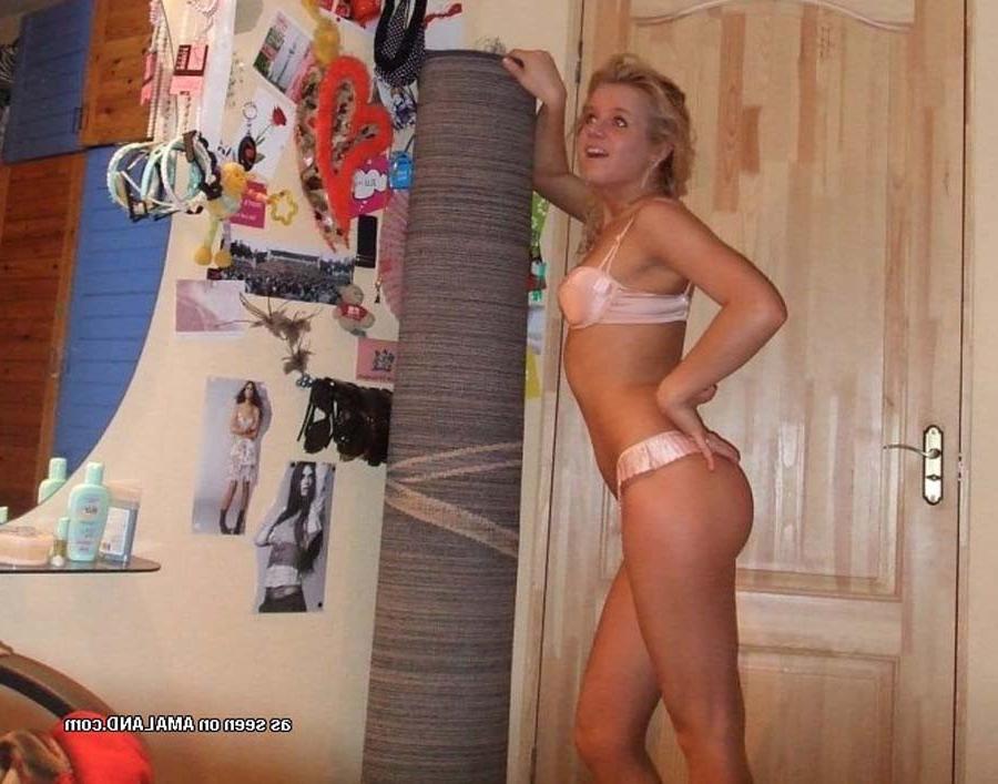 16P Picture gallery of an amateur teen hottie in her sexy lingeries 