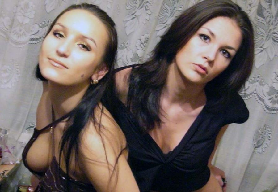 16P Picture gallery of sexy amateur gorgeous lesbos posing together 