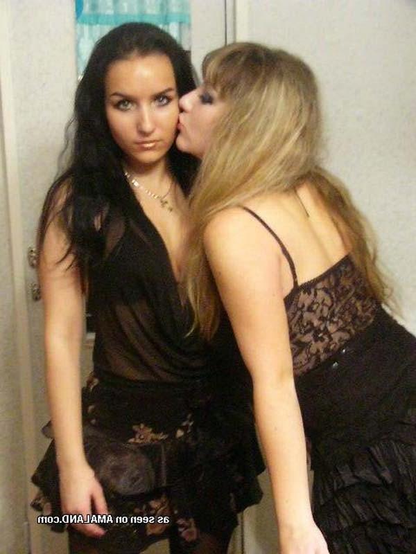 16P Picture gallery of sexy amateur gorgeous lesbos posing together 