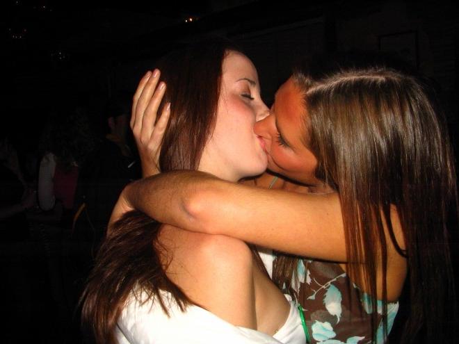 15P Amateur lesbians lick and suck each other while getting naked