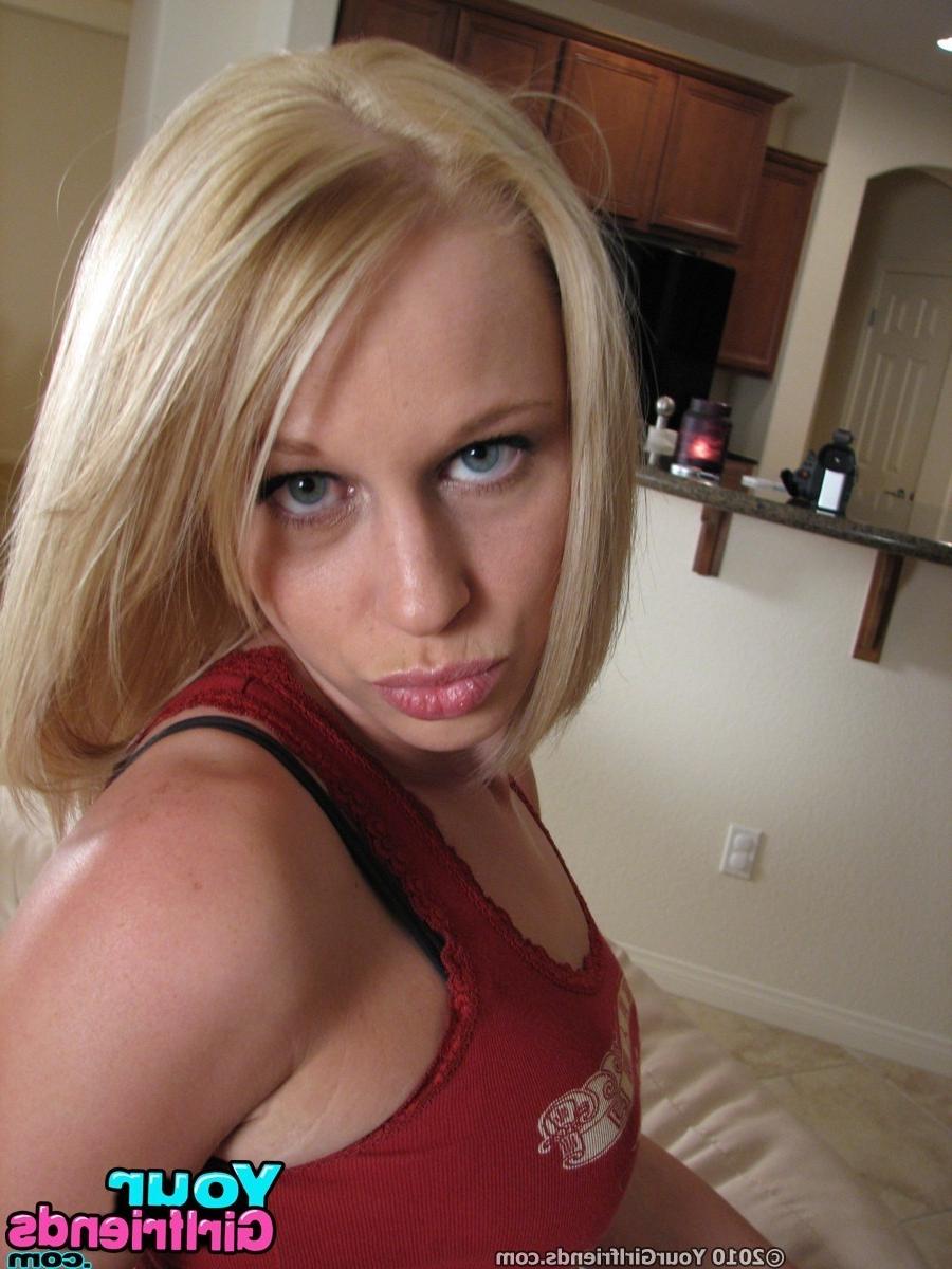 15P Amateur girlfriends posing
