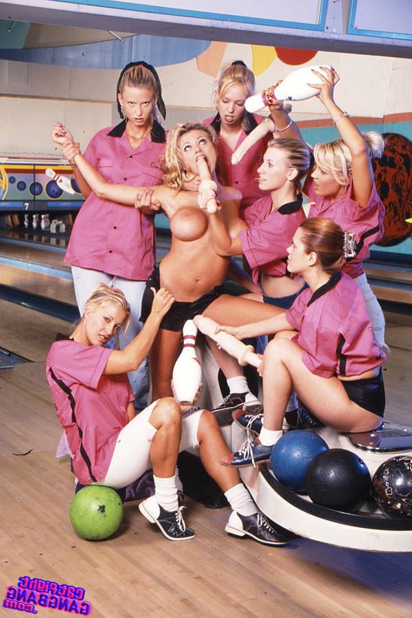 15P Lesbians fucking in gangbang with a baseball bat