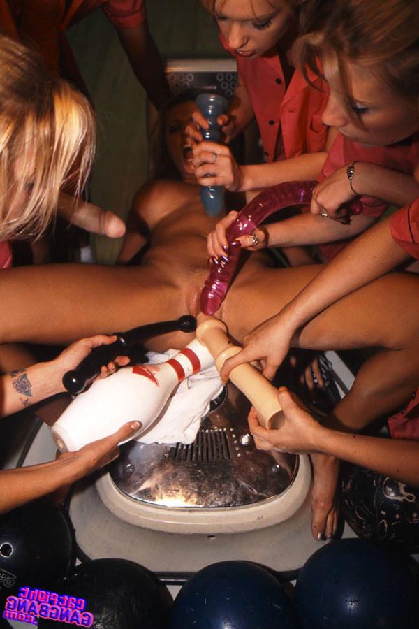 15P Lesbians fucking in gangbang with a baseball bat