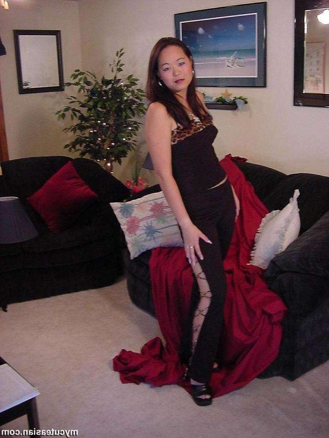 16P Korean amateur in sexy black lingerie posing