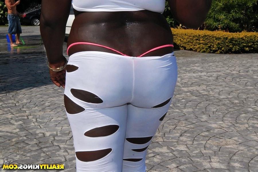 16P Black amateur babe with a huge ass goes white