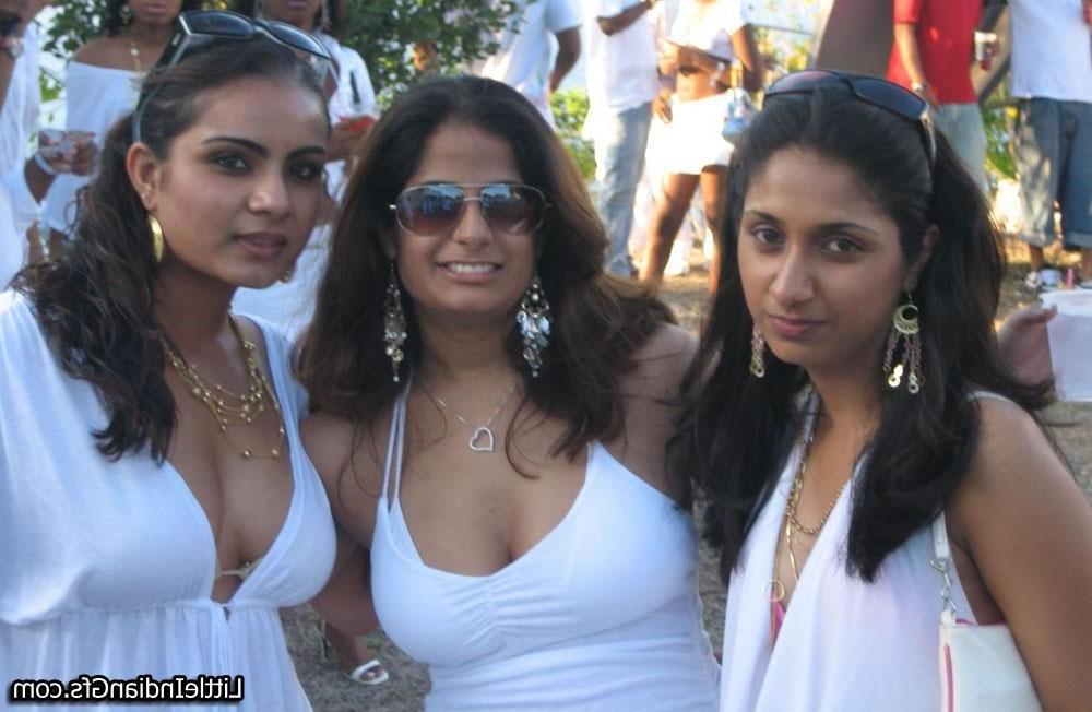 15P Indian amateur girls posing