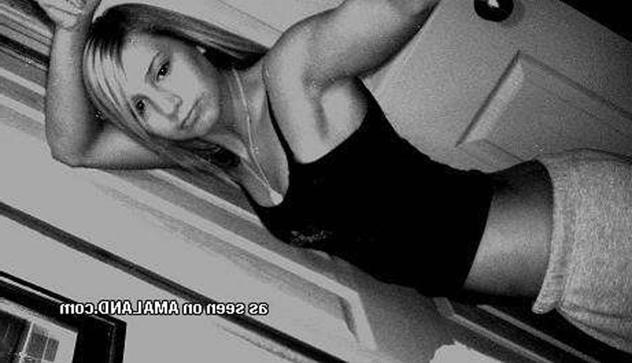 15P Pretty blonde amateur in naughty and slutty self-pics