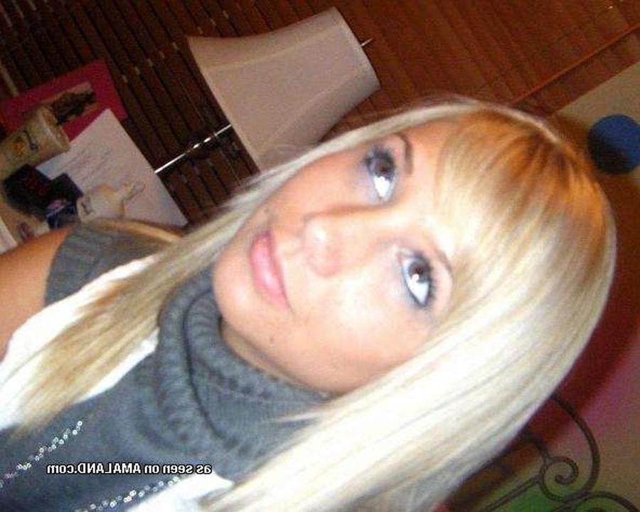 15P Pretty blonde amateur in naughty and slutty self-pics
