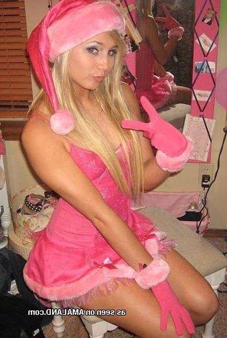15P Pretty blonde amateur in naughty and slutty self-pics