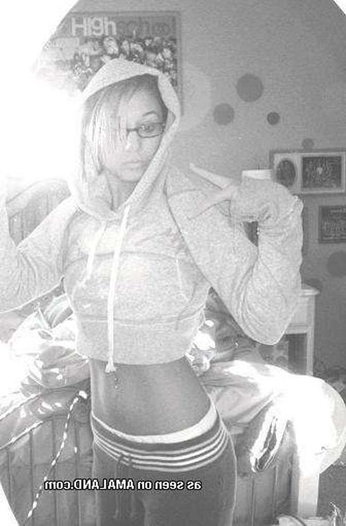 15P Pretty blonde amateur in naughty and slutty self-pics