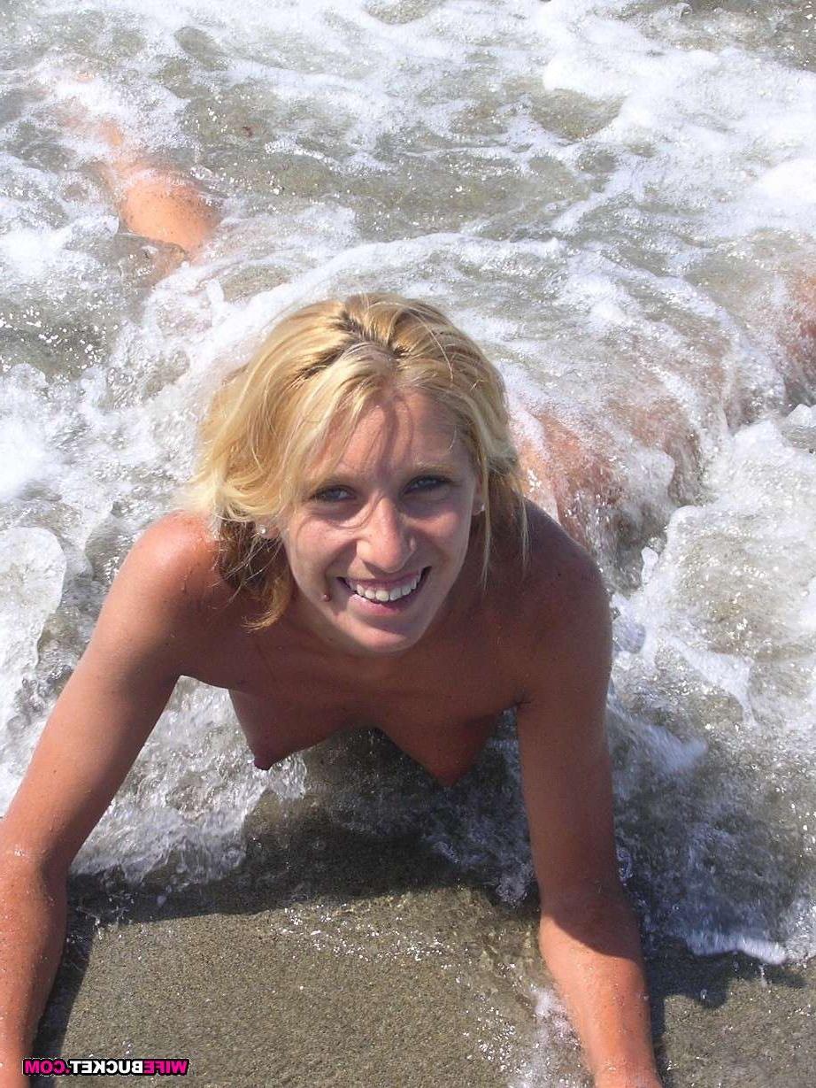 15P Blonde amateur milf posing