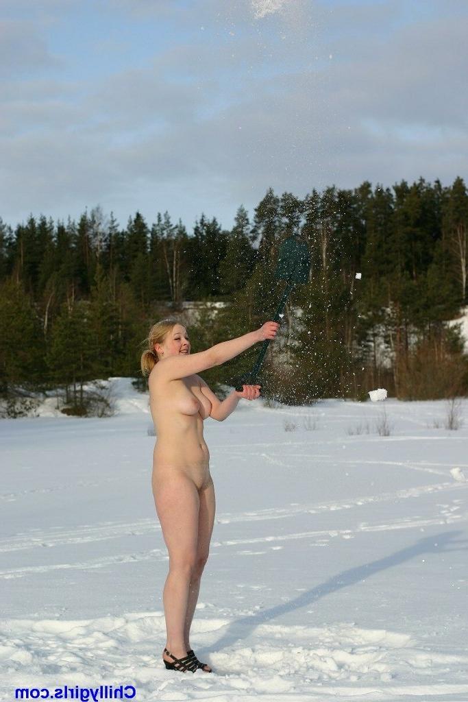 20P Naked winter girl freezing in the snow