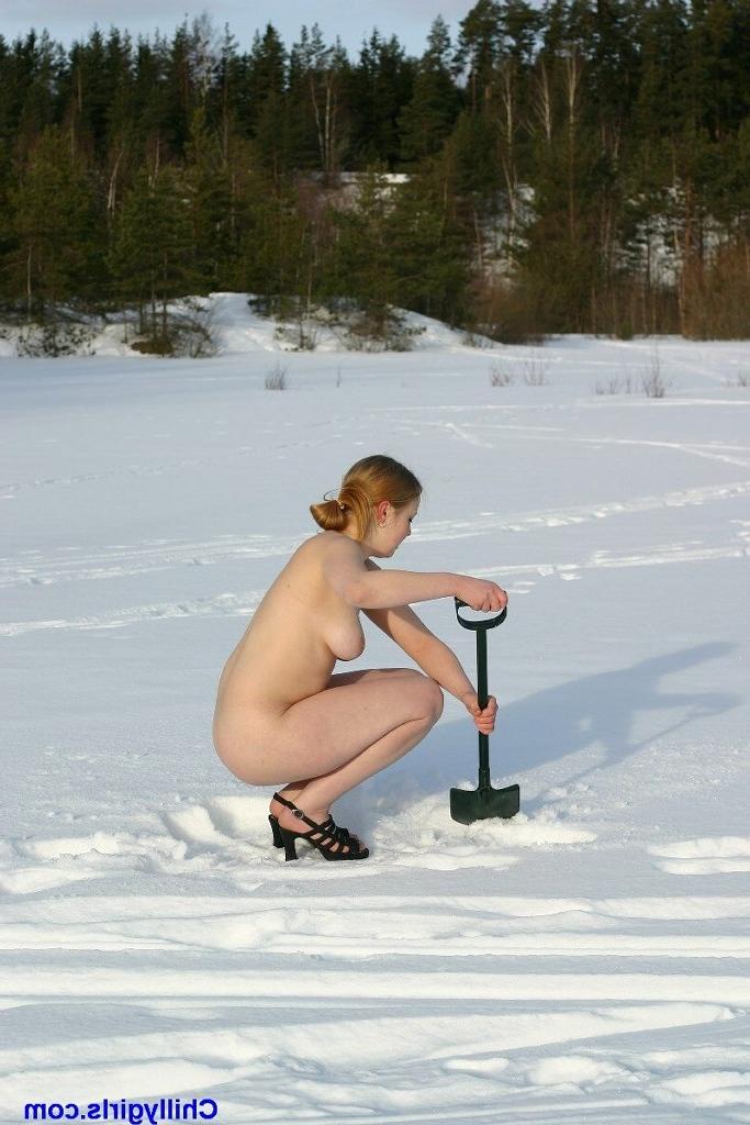 20P Naked winter girl freezing in the snow