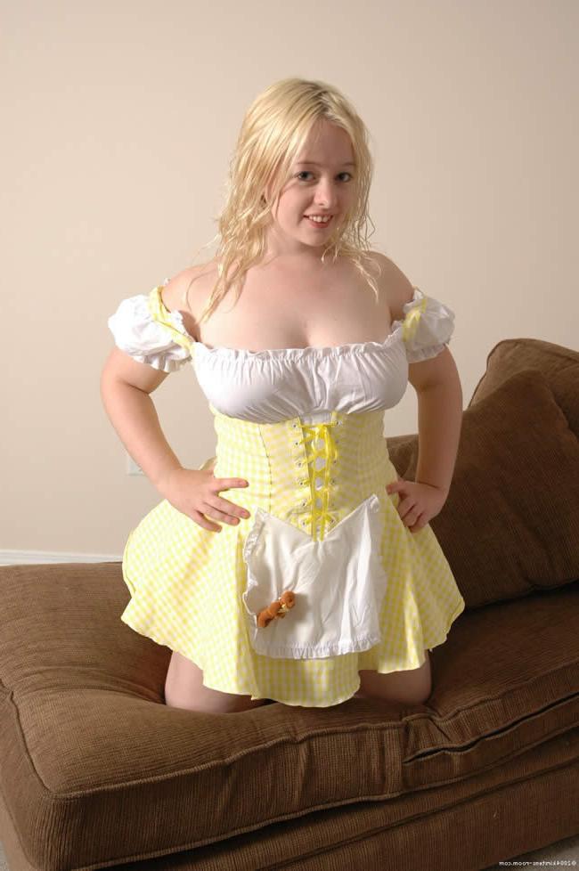 15P Blonde amateur in a yellow dress plays with her big tits