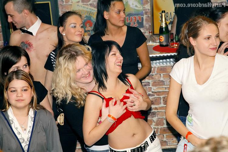 16P Amateur chickes blowing and fucking in groupsex