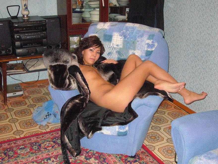 15P Secrétaire brune se doigte la chatte au bureau