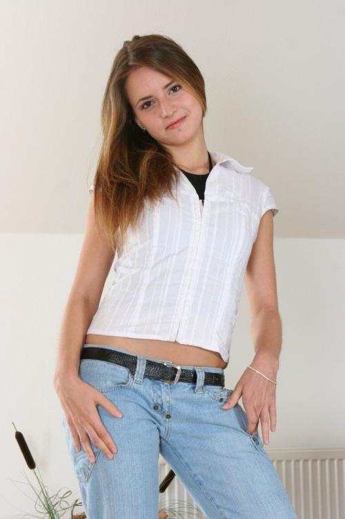 18P Brunette amateur in jeans and panties