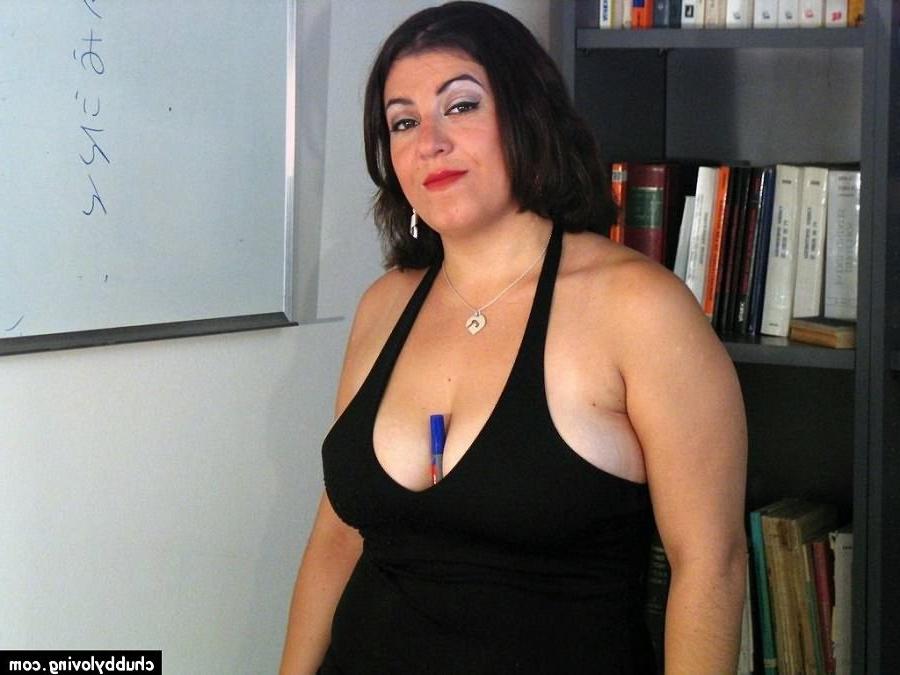 16P Fat amateur brunette posing and showing her pussy in library