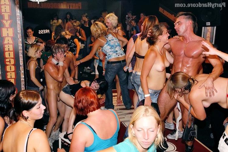 16P Amateurs sucking and fucking in gangbang