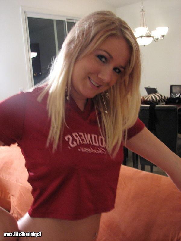 12P Naughty Amateur Girls Exposing it All For The Camera