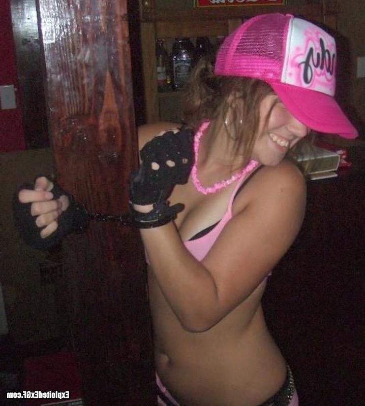 12P Naughty Amateur Girls Exposing it All For The Camera
