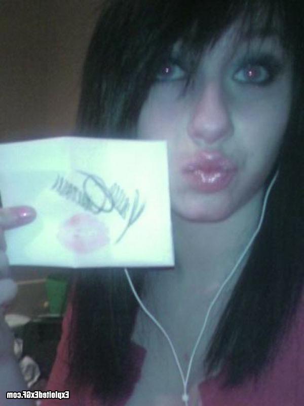 12P Naughty Amateur Girls Exposing it All For The Camera