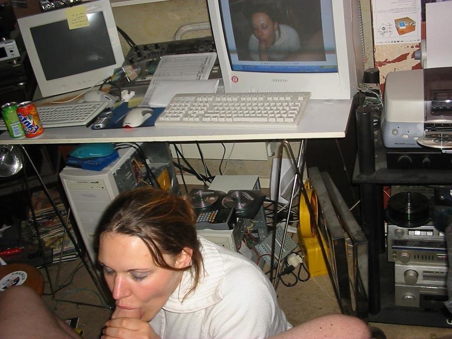 20P Amateur brunette girlfriend sucking dick at home pictures