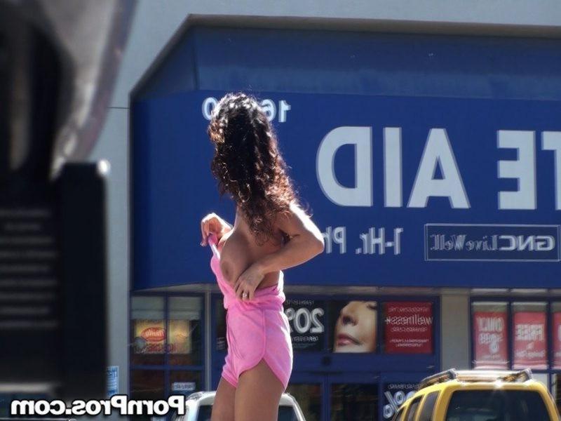 12P Tits of an amateur get flashed in a parking lot