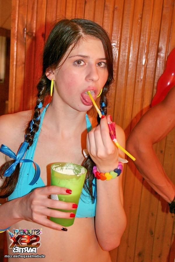 8P Drunk party turns in orgy
