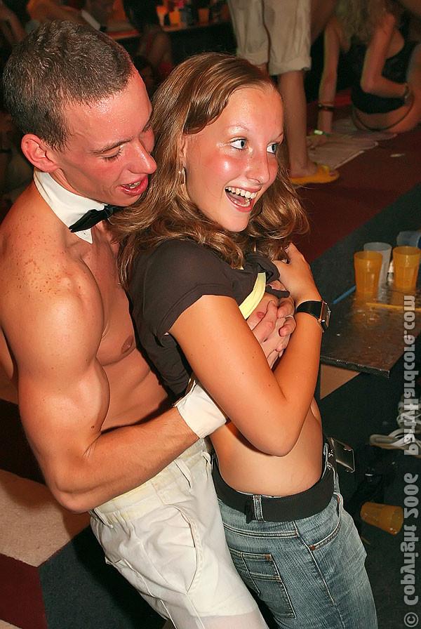 16P PARTY HARDCORE :: Amateur girls give awesome blowjob in the pub