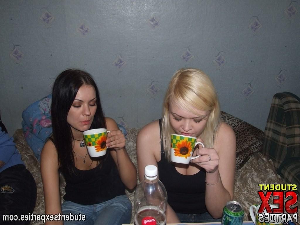 16P Amateur grils sucking cocks at intence sex party