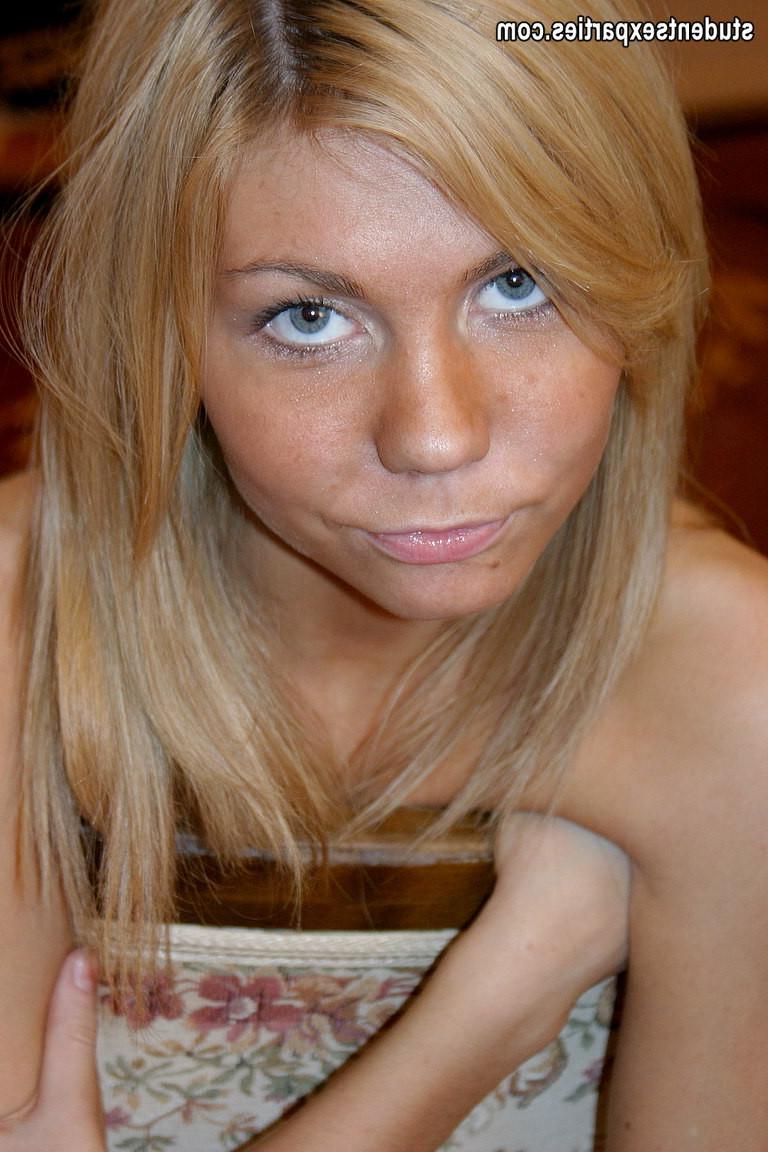 19P Girls gets cocks at mouth and pussy at student sex party