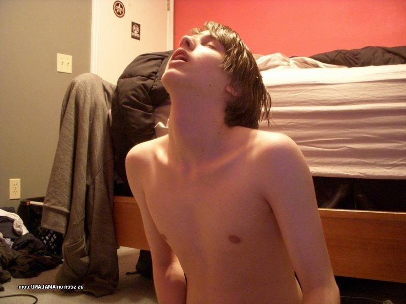 15P Amateur twink self-shooting nude in the bedroom