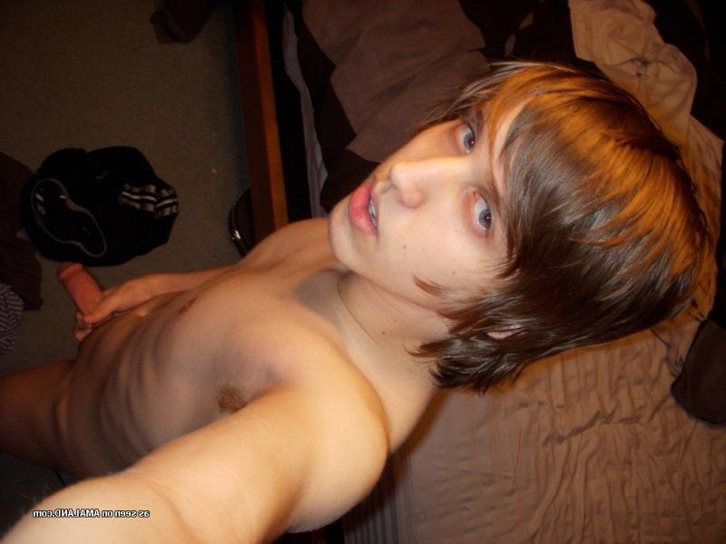 15P Amateur twink self-shooting nude in the bedroom