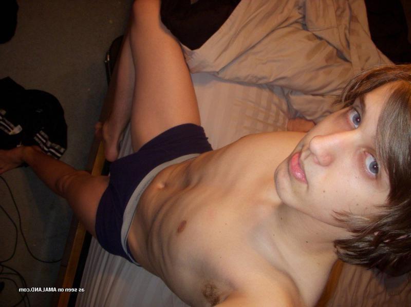 15P Amateur twink self-shooting nude in the bedroom