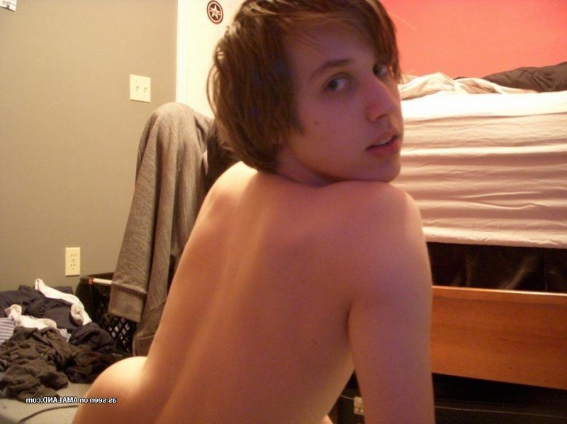 15P Amateur twink self-shooting nude in the bedroom