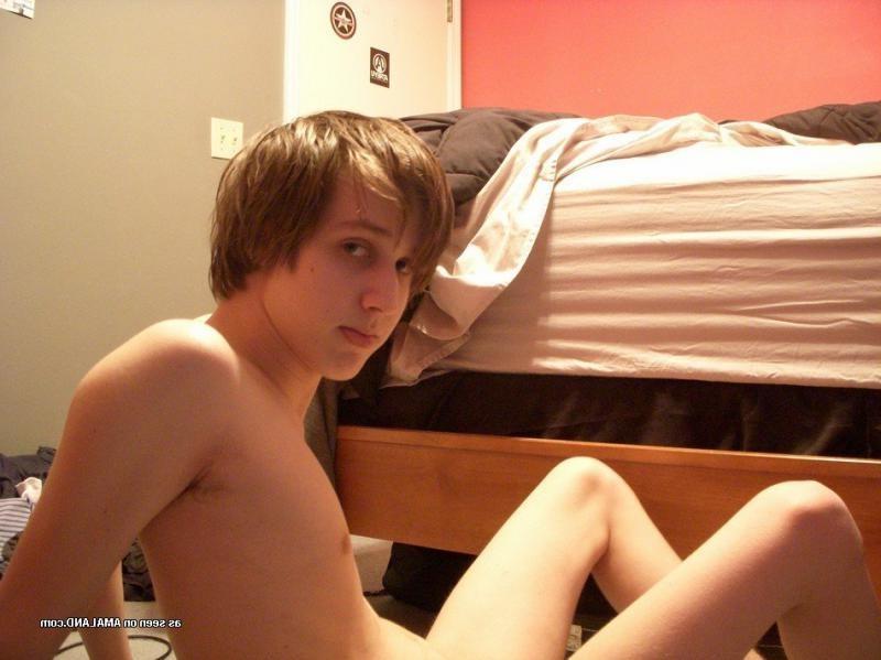 15P Amateur twink self-shooting nude in the bedroom